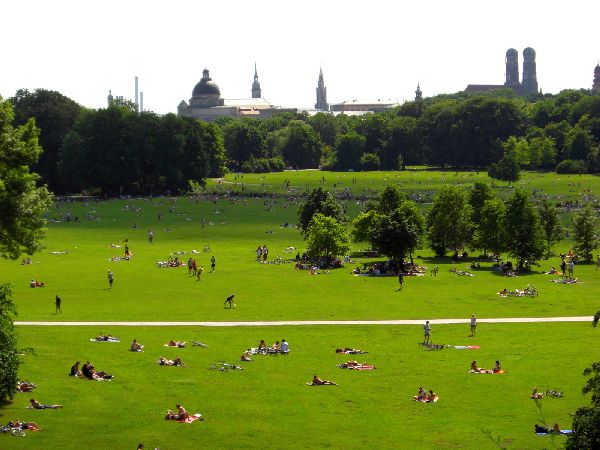Blick auf die Frauenkirche vom Monopteros Englischer Garten