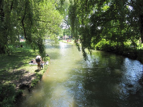 Baden am Schwabinger Bach im Englischen Garten