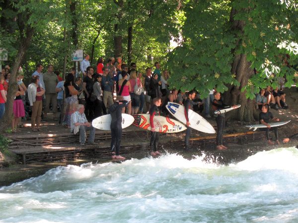 Surfer am Eisbach im Englischen Garten