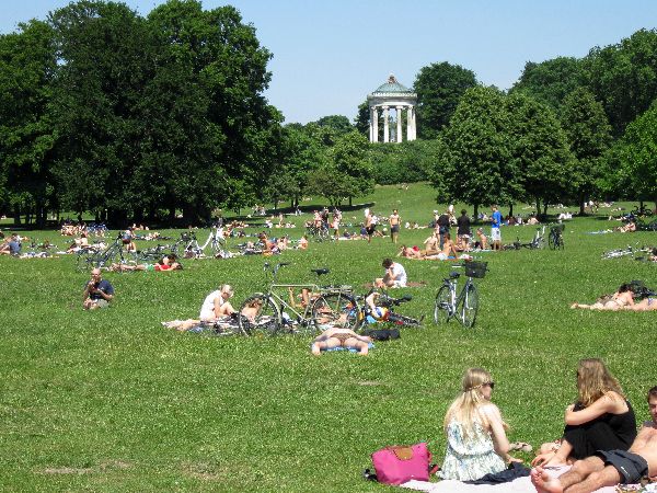 Englischer Garten Wiese Monopteros